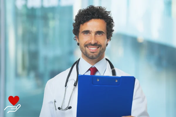 Médico sonriente con carpeta azul y estetoscopio
